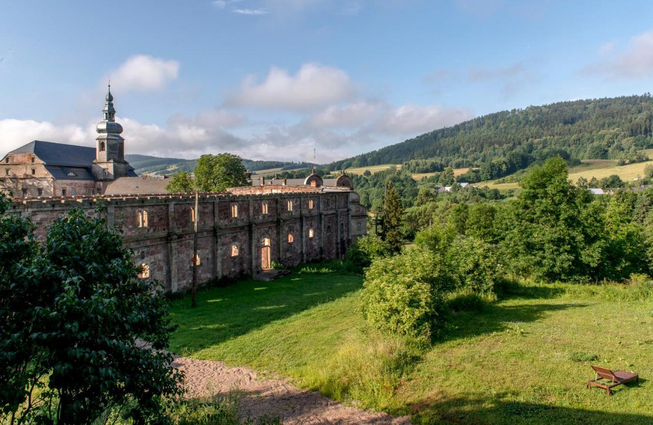 Zamek Sarny - Schloss Scharfeneck Klodzko Bagian luar foto